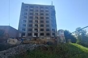 V Jelšave obnovujú bytovku po vojakoch. Vznikne v nej 48 nájomných bytov.