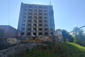 V Jelšave obnovujú bytovku po vojakoch. Vznikne v nej 48 nájomných bytov.