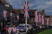 Britské a americké vlajky na ceste pred Windsorským hradom.