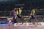Oblique Seville (vľavo) sa stal  majstrom sveta v behu na 100 m.