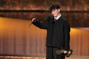 Herec Owen Cooper preberá cenu Emmy za vedľajšiu úlohu v seriáli Adolescent.
