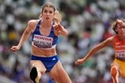 Emma Zapletalová počas behu na 400 m prekážky v rozbehu na MS v Tokiu 2025. 