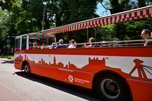 Cabriobus prechádza cez Železnú studničku.