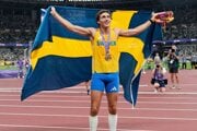 Švédsky atlét Armand Duplantis pózuje so zlatou medailou po prekonaní svetového rekordu.
