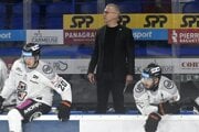 Striedačka HC Košice s trénerom Danom Cemanom.