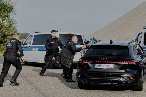 Britský fotograf fotí auto s Brücknerom. 