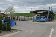 Strieľalo sa na tejto autoumývacej stanici. Vľavo vysávač, ktorého mincovník bol terčom záujmu zlodejov.