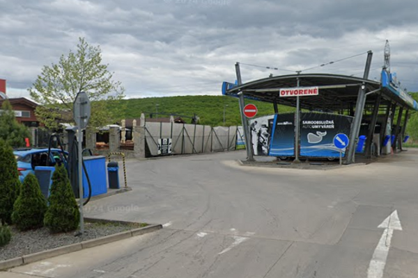 Strieľalo sa na tejto autoumývacej stanici. Vľavo vysávač, ktorého mincovník bol terčom záujmu zlodejov.