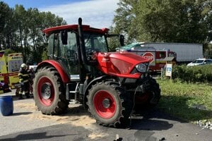 Stret vlaku s traktorom na priecestí v Kalnej nad Hronom.
