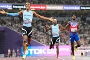 Busang Collen Kebinatshipi oslavuje víťazstvo vo finále 400 m na MS 2025