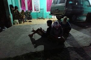 Ľudia sedia na ulici po zemetrasení v Indonézii. Ilustračná fotografia.