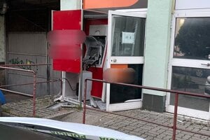 Páchatelia zničili bankomat v Piešťanoch.