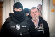 Obžalovaného Juraja Cintulu privádzajú na súd.
