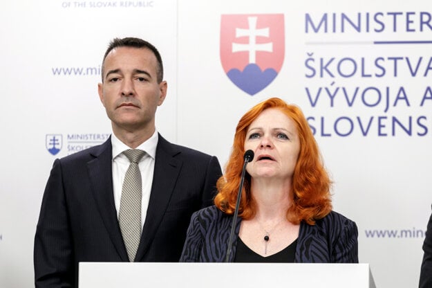 Riaditeľka odboru hodnotenia a monitorovania vzdelávania Národného inštitútu vzdelávania a mládeže Ivana Pichaničová a minister školstva Tomáš Drucker. (zdroj: TASR)