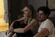 Angelina Jolie a Louis Garrel vo filme Couture.