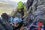 Ošetrenie horolezca pred leteckým transportom do nemocnice.