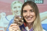 Emma Zapletalová pózuje s bronzovou medailou.