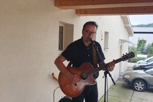 Benefičné podujatie prišiel podporiť aj slovenský spevák a gitarista Mišák Štramák