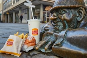 Predávali burgery a prerábali milióny. Konkurent McDonald's hlási obrat