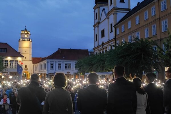 Trenčania sa na Mierové námestie vrátili opäť po týždni v podobnom počte.