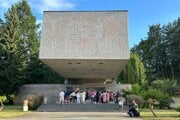 Galéria Ĺudovíta Fullu je pre havarijný stav zatvorená, ľudia sa na ňu môžu pozerať iba zvonka. 