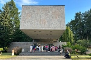 Galéria Ĺudovíta Fullu je pre havarijný stav zatvorená, ľudia sa na ňu môžu pozerať iba zvonka. 