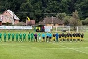 Nástup hráčov pred zápasom Košecké Podhradie - Trenčianske Stankovce.