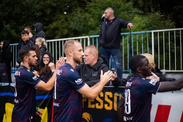 DAC postúpil do štvrtého kola Slovnaft Cupu, ktoré je na programe 22. októbra. V sobotu v Niké lige privíta Komárno. (zdroj: dac1904.sk)