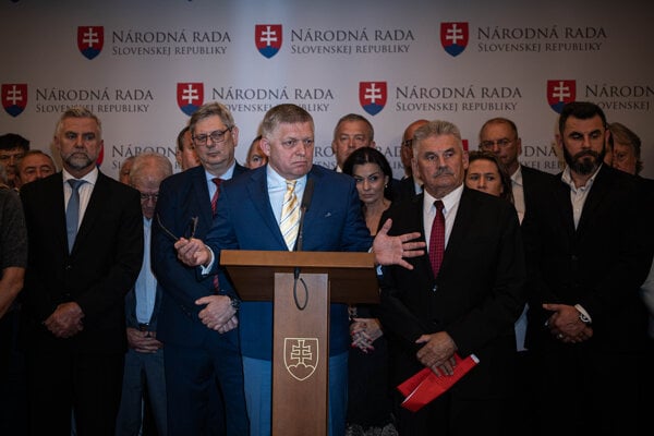 Tlačovka strany Smer pred hlasovaním o zmene ústavy.