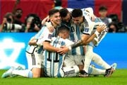 Futbalisti Argentíny sa tešia po strelenom góle vo finále Argentína - Francúzsko na MS vo futbale 2022. Zápas sledovalo na celom svete vyše 1,4 miliardy divákov.