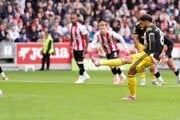 Bruno Fernandes nepremieňa penaltu proti Brentfordu.