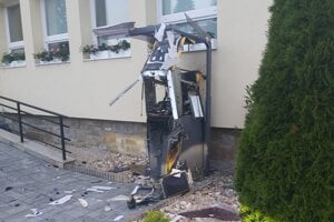 Zničený bankomat po minuloročnom výbuchu. Opäť sa stal terčom zlodejov. 