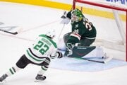 Slovenský brankár Samuel Hlavaj (35) z Minnesoty Wild počas prípravného zápasu.
