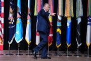 Prezident Donald Trump odchádza po prejave k zhromaždeniu najvyšších vojenských veliteľov USA na základni námornej pechoty v Quanticu.