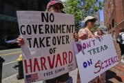 Protest proti kráteniu rozpočtu Harvardskej univerzity v Bostone v júli 2025.