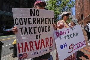 Protest proti kráteniu rozpočtu Harvardskej univerzity v Bostone v júli 2025.