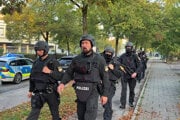 Okolie incidentu bolo uzavreté a miestna škola zostala zatvorená.