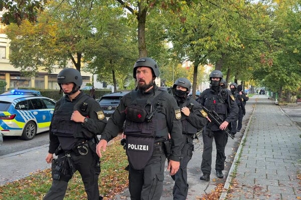 Okolie incidentu bolo uzavreté a miestna škola zostala zatvorená.