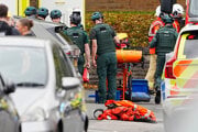 Záchranné zložky na mieste incidentu v synagóge hebrejského zboru Heaton Park v Manchestri v Anglicku.