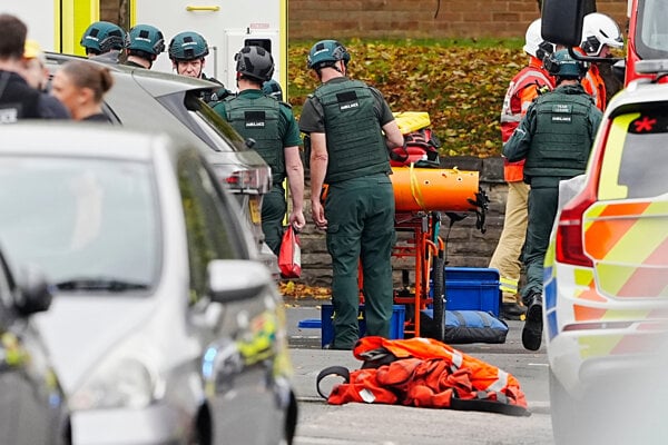 Záchranné zložky na mieste incidentu v synagóge hebrejského zboru Heaton Park v Manchestri v Anglicku.