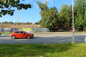 Pohľad z Watsonovej ulice - na tomto mieste medzi budúcou rezidenčnou štvrťou (vľavo) a areálom obchodnej akadémie (vpravo) vznikne nová prepojovacia komunikácia medzi Watsonovou a Sládkovičovou ulicou s pokračovaním na Starú spišskú cestu.