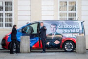 Andrej Babiš prišiel na Pražský hrad na dodávke, ktorú sám šéforoval.