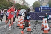 Elitní bežci na obrátke maratónskej trate počas 102. ročníka Medzinárodného maratónu mieru (MMM) v Košiciach.