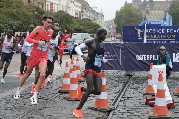 Elitní bežci na obrátke maratónskej trate počas 102. ročníka Medzinárodného maratónu mieru (MMM) v Košiciach.