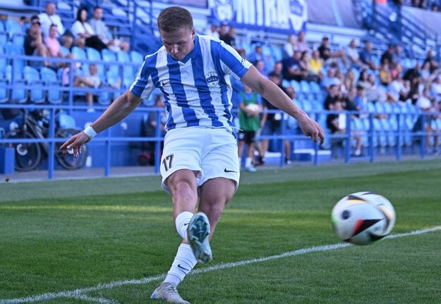Marek Výbošťok nacentroval na prvé dva góly FC Nitra, beztak ho tréner Igor Slezák do druhého polčasu už nepostavil. (zdroj: Miroslav Slávik)