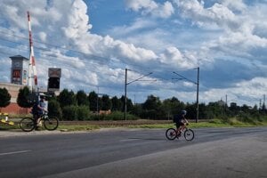 Bežná realita: kým autá nejdú, chodci a cyklisti prebehnú cez cestu.