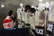 Demonštrant počas volebnej noci v Tbilisi.