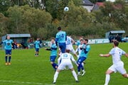 Zubrohlava (v bielych dresoch) doma prehrala s Krásnom nad Kysucou jednoznačne 0:3.