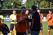 Tréner Tomáš Boháčik gratuluje Andrejovi Pipíškovi k trojstému zápasu.