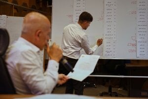 Úradníci sčítavajú hlasy členov volebného kolégia v parlamentných voľbách vo volebnej miestnosti v sýrskom Aleppe.